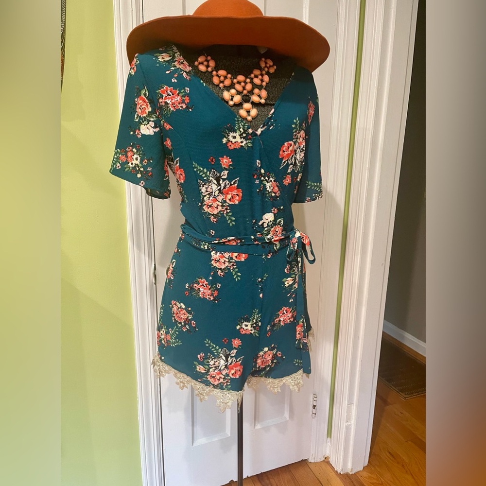Floral tie-waist romper. Short-sleeved. Juniors L